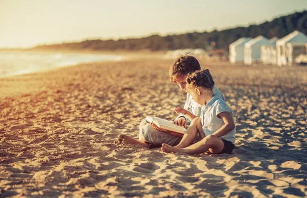 Anche in spiaggia si usano i lIbri delle vacanze